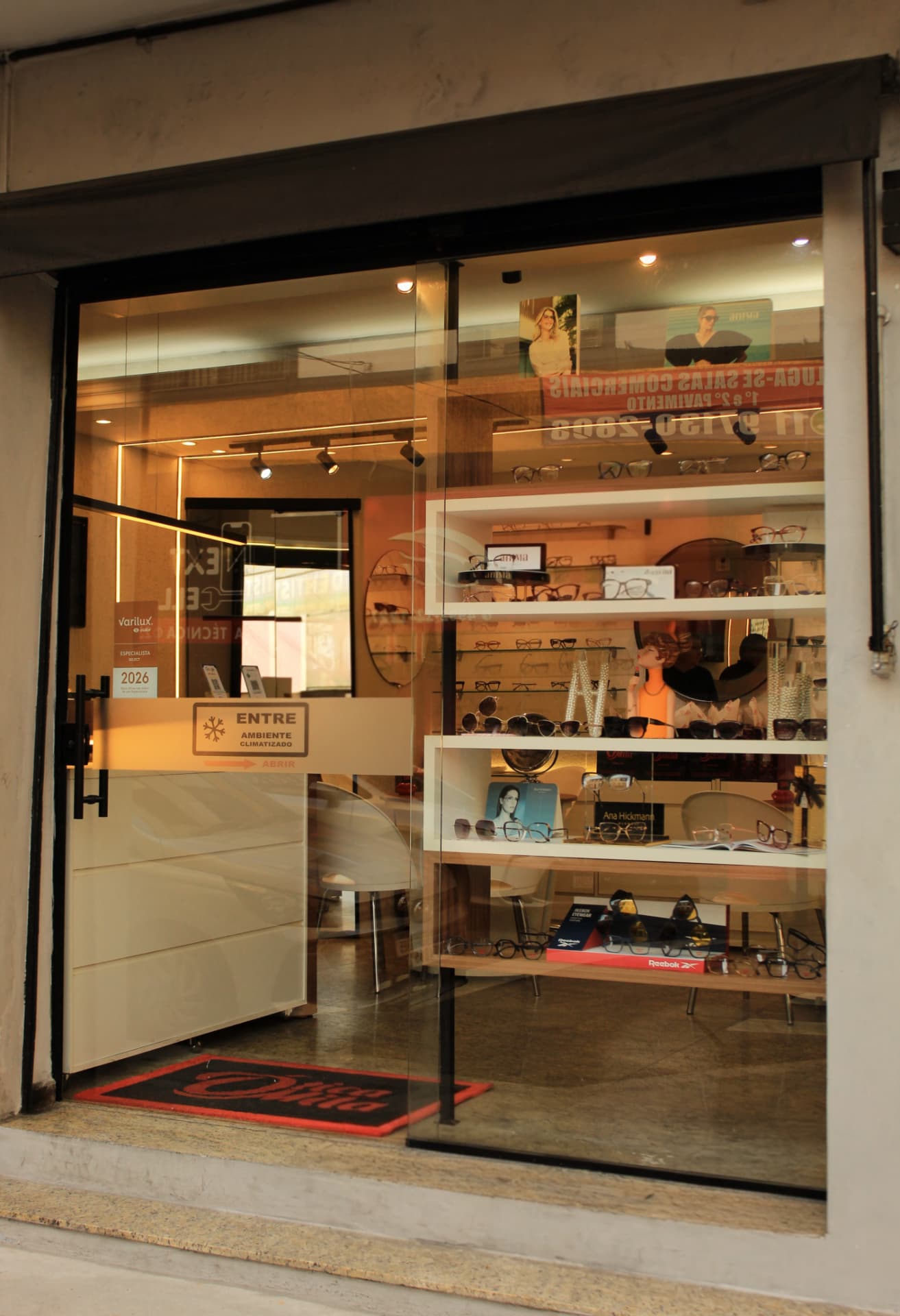Interior e fachada da Ótica Mila em Santo André